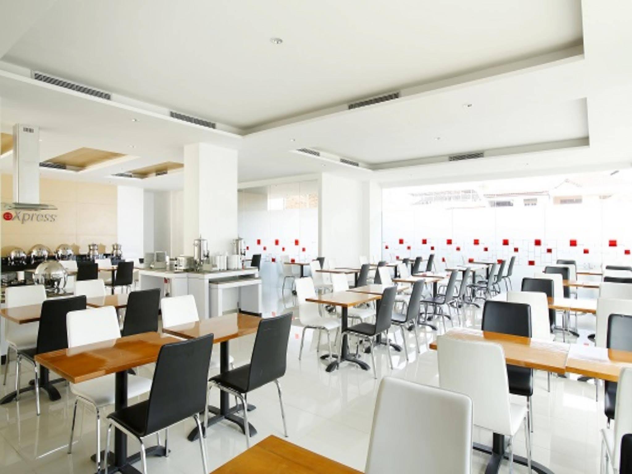 Amaris Hotel Tebet Jakarta Exterior photo